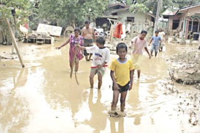 الفيضانات تسببت بنزوح الألاف من المواطنين المحليين 