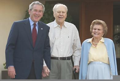 صورة من الارشيف .. الرئيس جورج بوش مع جيرالد فورد وزوجته