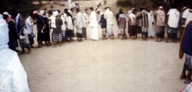 حلقة من المواطنين للتصافح بعد صلاة العيد في القبيطة