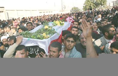 عراقيون غاضبون يشيعون جثمان احد مساعدين مقتدى الصدر