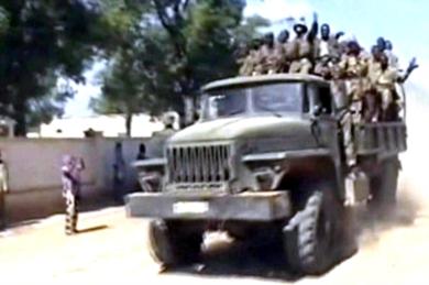 جنود حكوميون أثناء تحركهم إلى مدينة جوهر أمس
