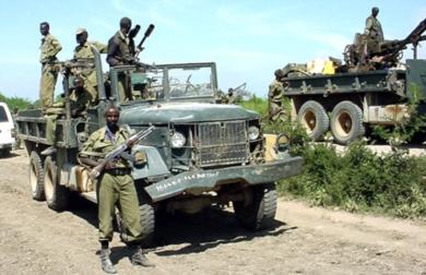 جنود تابعون للحكومة الصومالية المؤقتة بالقرب من مدينة جوهر أمس