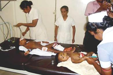 ممرضات يعالجن اطفال اصيبوا في الغارات