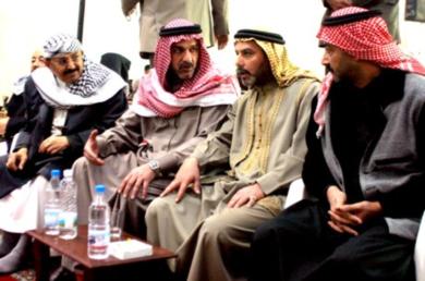 ثلاثة من اقرباء صدام مع امين القيادة القطرية لحزب البعث قاسم سلام في العزاء امس الاول