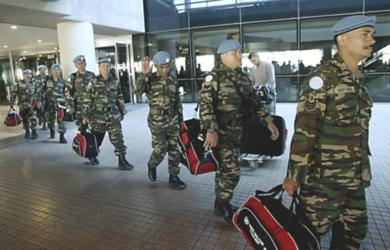 أثناء وصول الجنود إلى ارض المطار