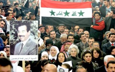 اردنيون يحملون العلم العراقي صور للرئيس صدام حسين في المهرجان التأبيني امس بعّمان