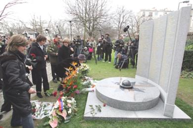 عائلات ضحايا طائرة فلاش ايرلاينز يضعون الورود في النصب التذكاري