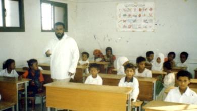 المدرس الوحيد في المدرسة يقوم بتدريس الطلبة إلى جانب زميله مدير المدرسة