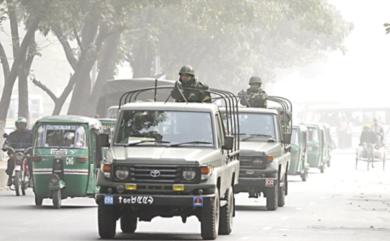 جيش بنجلادش يقوم بدوريات في داكا