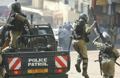 الشرطة الاوغندية تطلق الغاز المسيل للدموع لفض المتظاهرين 