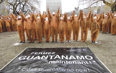 ناشطون من منظمة العفو الدولية يلبسون الزي البرتقالي احتجاجا في الذكرى الخامسة لاقامة معتقل جوانتانامو