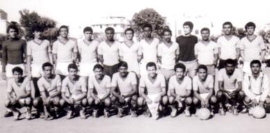 طارق ربان في صفوف المنتخب الوطني عام 1973م الرابع من اليمين وقوفا
