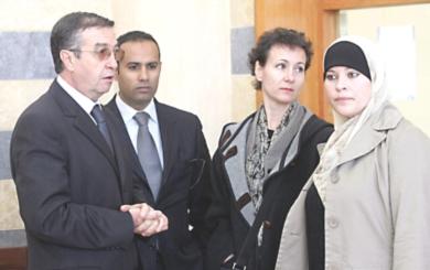 محامي المتهم مع اعضاء من السفارة السويدية