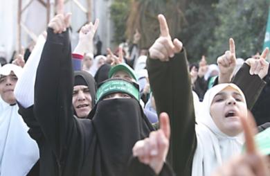 متظاهرات يرددن هتافات "دحلان يا عميل سبيلنا الجهاد وليس الخيانة يا دحلان" 