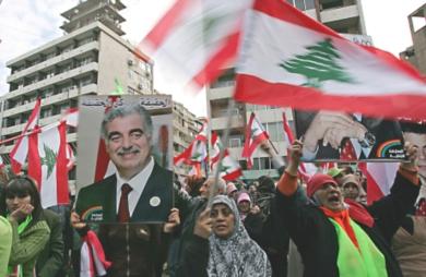 متظاهرون يحملون صورة لرئيس الوزراء السابق رفيق الحريري