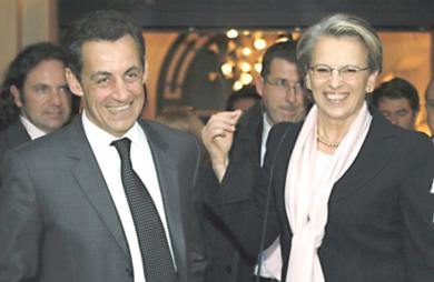 وزيرة الدفاع الفرنسية اليو ماري مع وزير الداخلية نيكولا ساركوزي