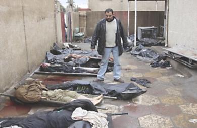 عراقي يبحث بين الجثث عن قريبا له
