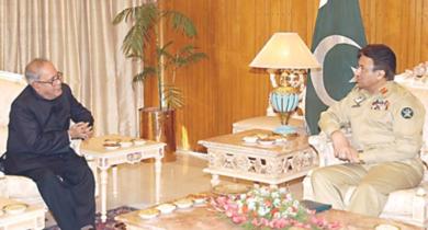 الرئيس الباكستاني برويز مشرف يستقبل وزير الخارجية الهندي براناب مخيرجي
