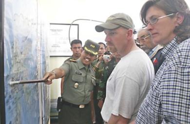 ضابط اندونيسي يشرح للفريق الامريكي مكان سقوط الطائرة