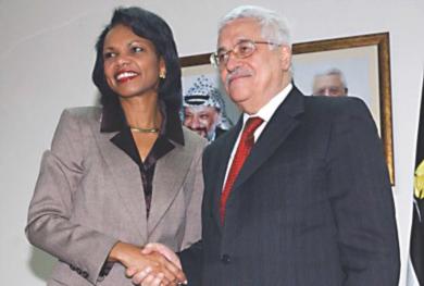 وزيرة الخارجية الامريكية كوندوليزا رايس مع الرئيس الفلسطيني محمود عباس