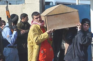 عراقيون يشيعون جثمان احد القتلى أمس