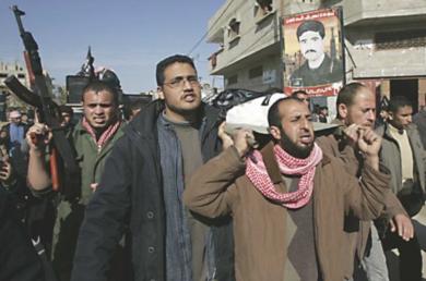فلسطينيون يشيعون جثمان الشهيد موسى محمد موسى قرموط أمس