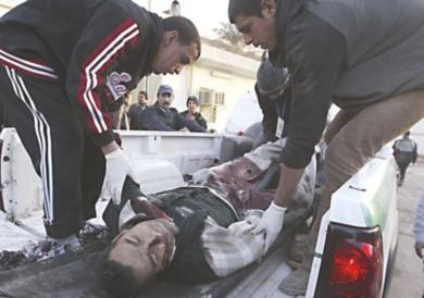 عراقيون يحملون احد القتلى 