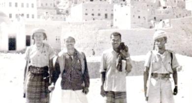 الشيخ علي بن ناجي الحوثري مع محمد عبود الكثيري نائب الشرطة المسلحة القعيطية 