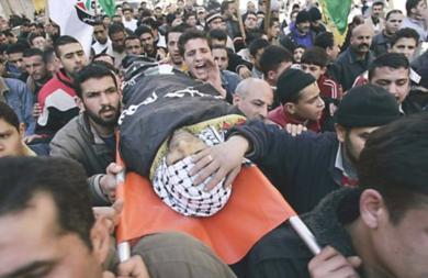 فلسطينيون يشيعون جثمان الشهيد مهند غندور
