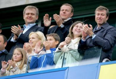مالك تشلسي ابراموفيتش مع عائلته في احدى المباريات