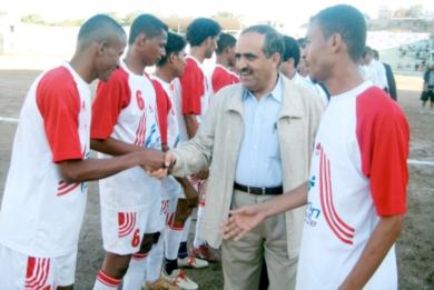 نزار يسلم على محافظ عدن بمشاركة حسان في بطولة كأس الاستقلال