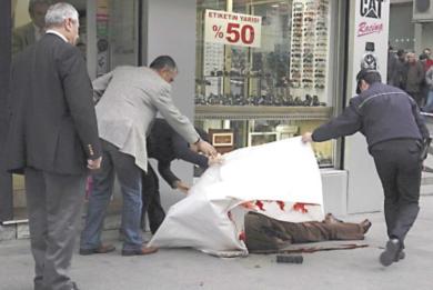 رجال الامن يقومون بتغطية جثة القتيل الصحافي هرانت دينك