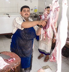 أثناء تقطيع اللحم