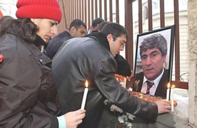 مواطنون يضعون الشموع امام صورة القتيل هرانت دينك أمس