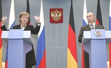 الرئيس الروسي فلاديمير بوتين والمستشارة الالمانية انغيلا ميركل في مؤتمر صحفي