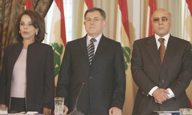 رئيس الوزراء اللبناني فؤاد السنيورة بجانبه وزراء في حكومته