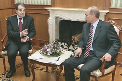الرئيس الروسي فلاديمير بوتين يتحدث إلى رئيس الوزراء الإيطالي رومانو برودي