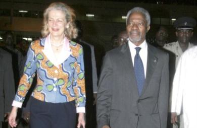 الأمين العام السابق للأمم المتحدة كوفي عنان مع زوجته أثناء وصولهما إلى غانا