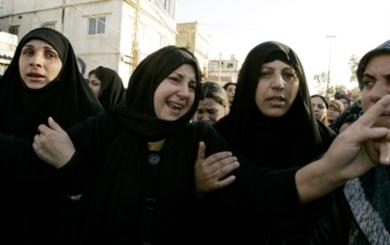 نساء شيعيات يصرخن ويبكين أثناء تشييع جثامين القتلى