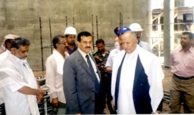 الشيخ علي محمد سعيد والمحافظ عبدالوهاب الدرة اثناء تفقدهما المشروع