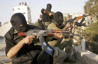 عناصر من حركة فتح تتمركز في احد المباني للاشتباك مع عناصر من حماس