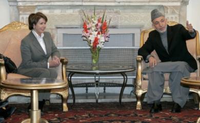 الرئيس الافغاني حامد كرزاي يتحدث مع الرئيسة الجديدة لمجلس النواب الأمريكي نانسي بيلوسي