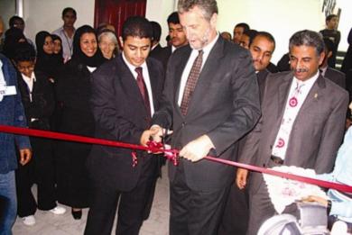السفير الأميركي أثناء افتتاحه المركز بجامعة الملكة أروى 
