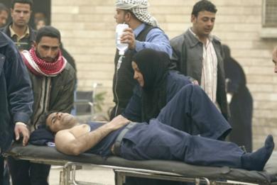 عراقيون ينقلون احد المصابين في حالة خطرة