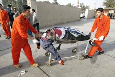 نقل جثة احد القتلى إلى مشرحة المستشفى في اليرموك أمس