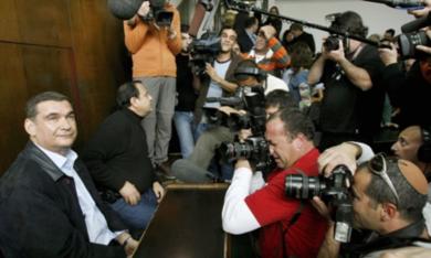 وزير العدل الاسرائيلي السابق حاييم رامون محاط بالصحفيين