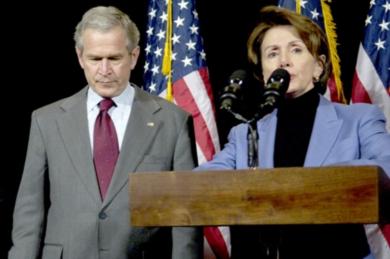 رئيسة مجلس النواب الامريكية نانسي بيلوسي وبجانبها الرئيس الأمريكي جورج بوش 
