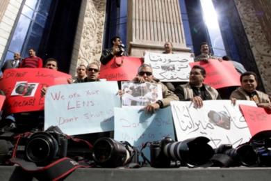 مصورون يتظاهرون امام مجلس الشعب احتجاجا على طردهم