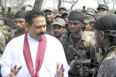 رئيس سريلانكا ماهيندا راجاباكسي أثناء زيارته لاحد المعسكرات