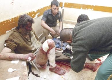 عراقي مسن يتلقى العلاج بعد اصابته برجليه في انفجار أمس 